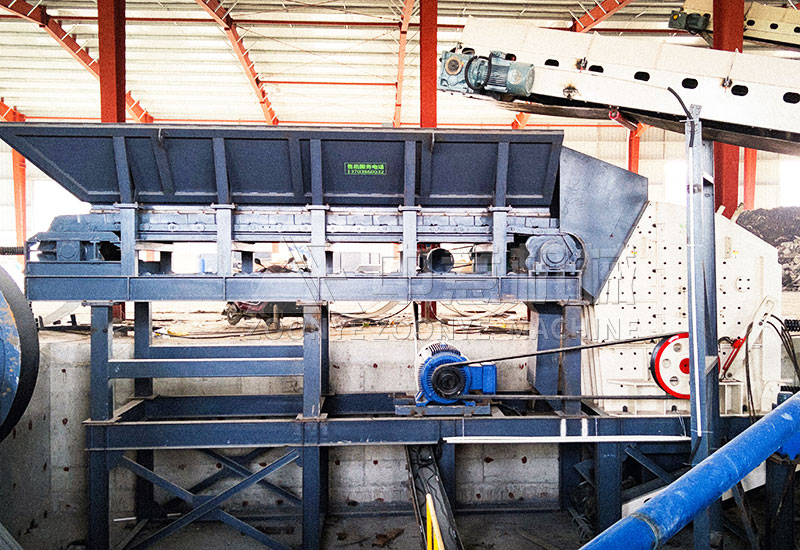 Chain conveyor and impact crusher